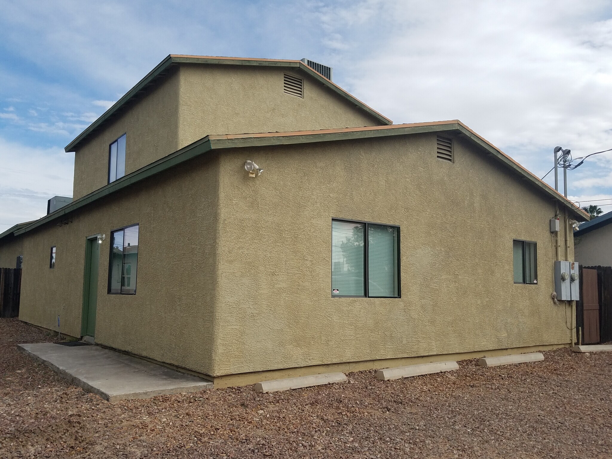 Building Photo - 1327 N Park Ave