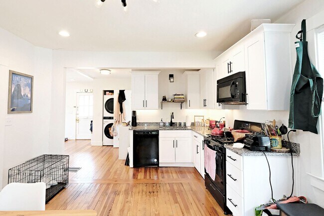 Building Photo - Charming & Updated Pet-Friendly Belmont Rental