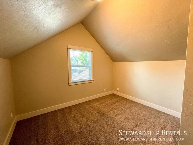 Building Photo - 5 Bd Close to Campus!