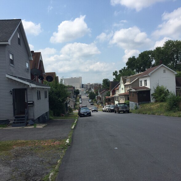 Neighborhood - 125 E Walnut Ave