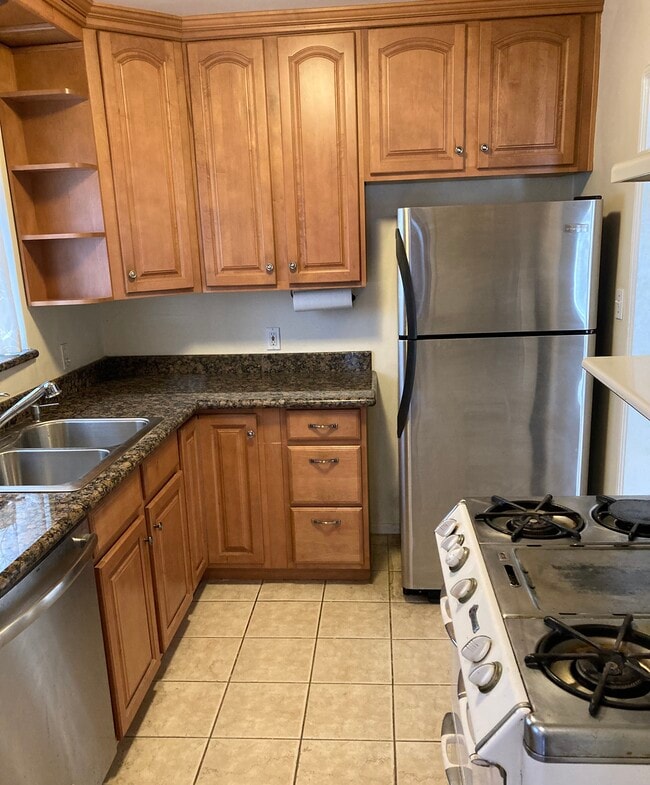 Kitchen Granite Countertops - 4454 Laurelgrove Ave