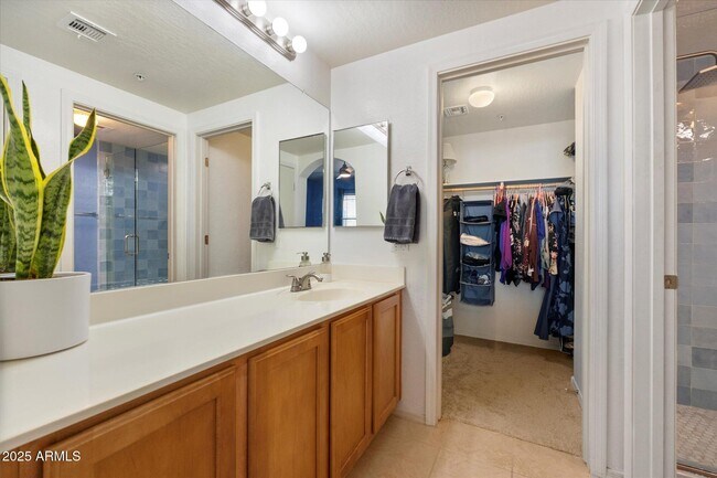 Building Photo - 3250 W Greenway Rd