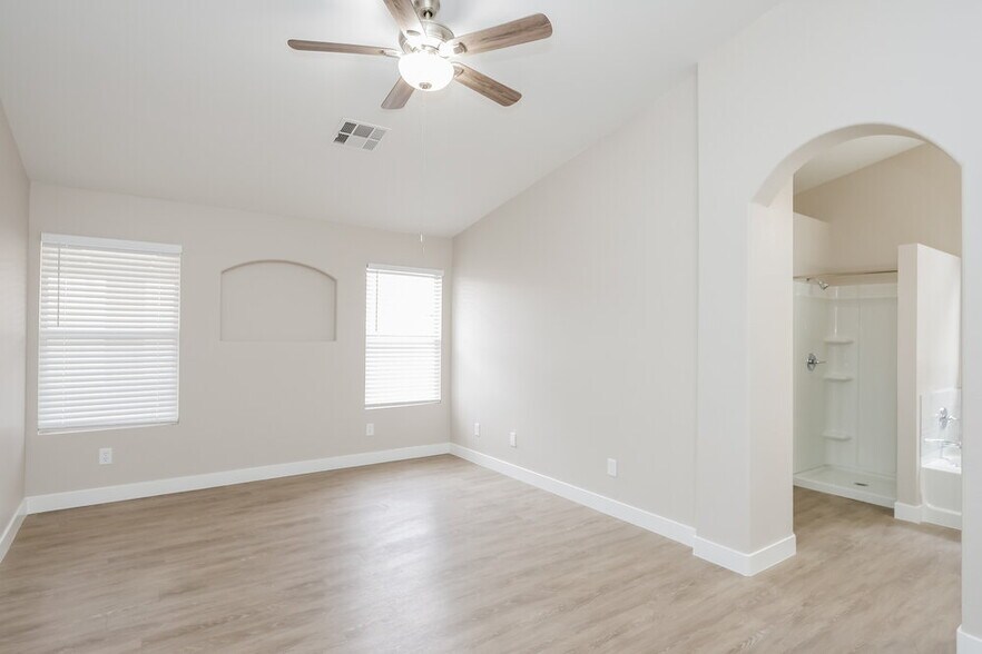 Building Photo - 922 Strider Dr