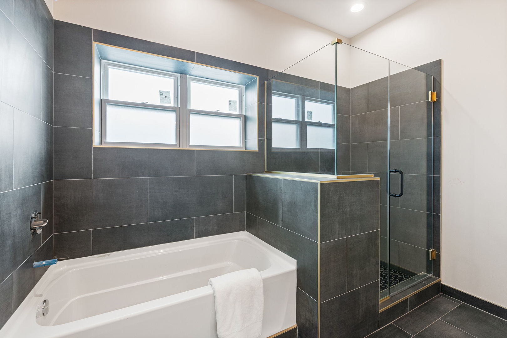 Building Photo - 5689 N Lincoln Ave