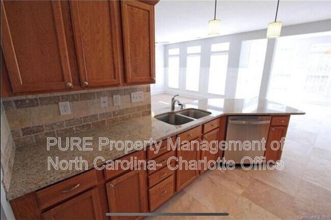 Building Photo - 6033 Queens Walk Ct