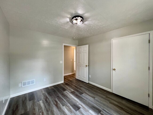 Building Photo - Renovated  3 bedrooms 1 full bath