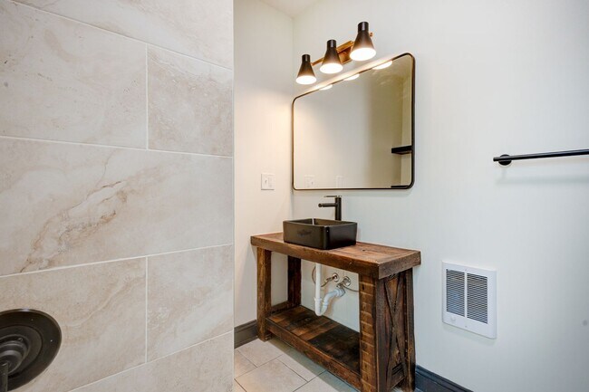 Building Photo - 3007 W Fletcher St