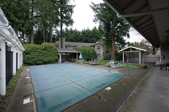 Building Photo - Beautifully Remodeled 2 Bed 2 Bath Redmond Condo!