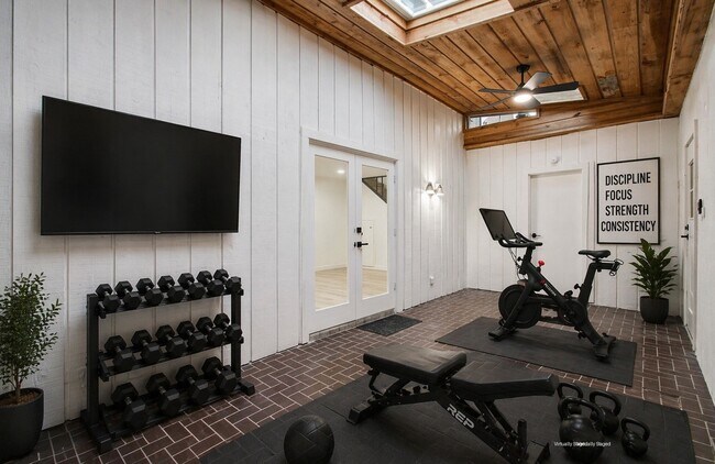 Building Photo - 1888 Saxony Ln