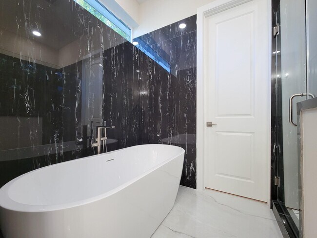 Building Photo - 5613 Leonard St