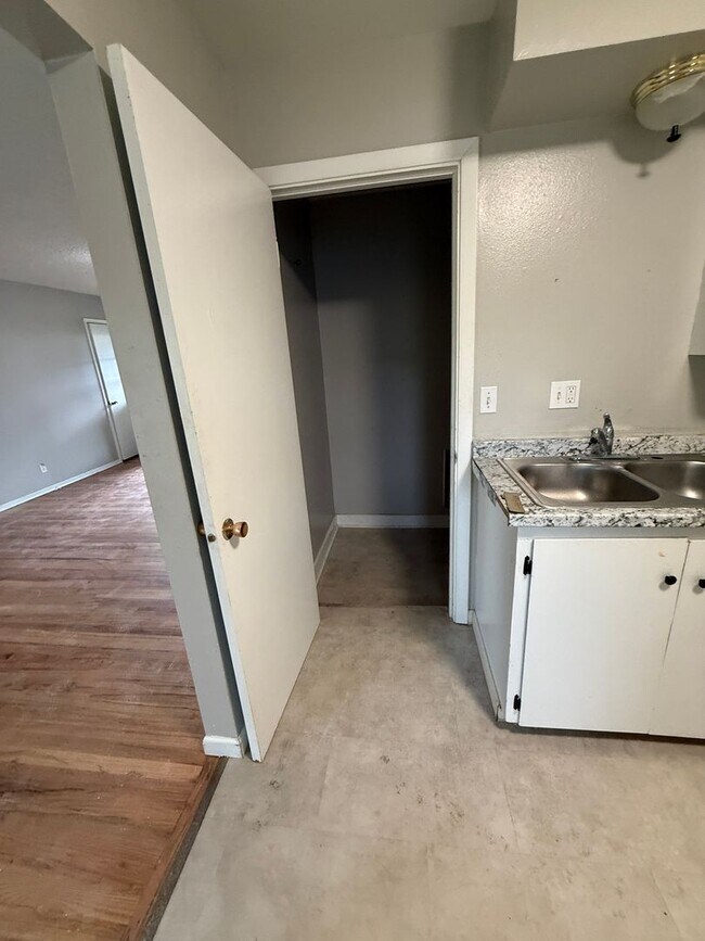 Building Photo - 802 N 20th Ave