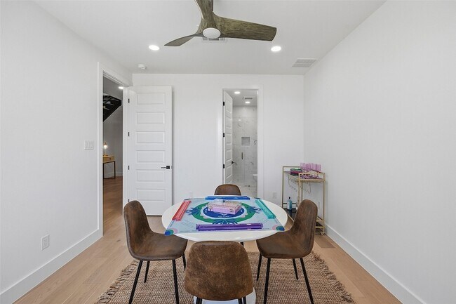 Building Photo - 408 Vista Buena Trl