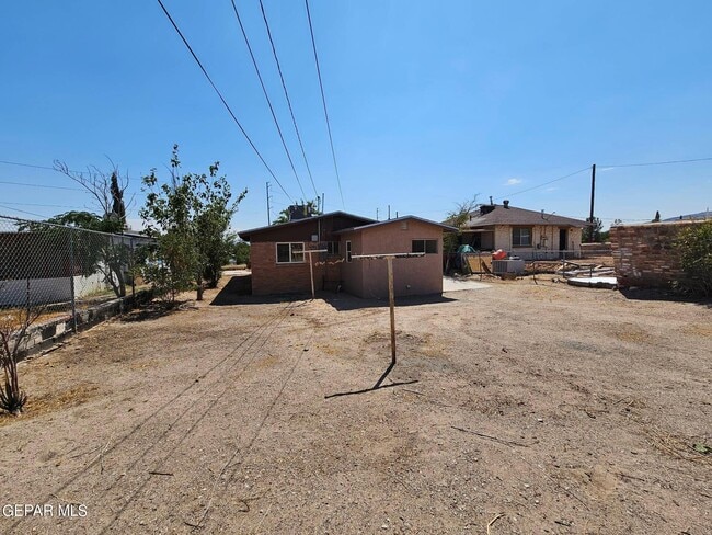 Building Photo - 6005 Tampa Ave