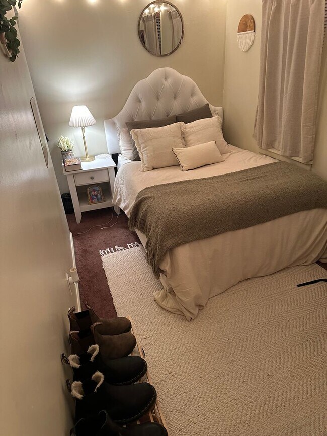 Building Photo - 1927 Fox Wy