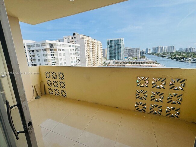 Building Photo - 1833 S Ocean Dr