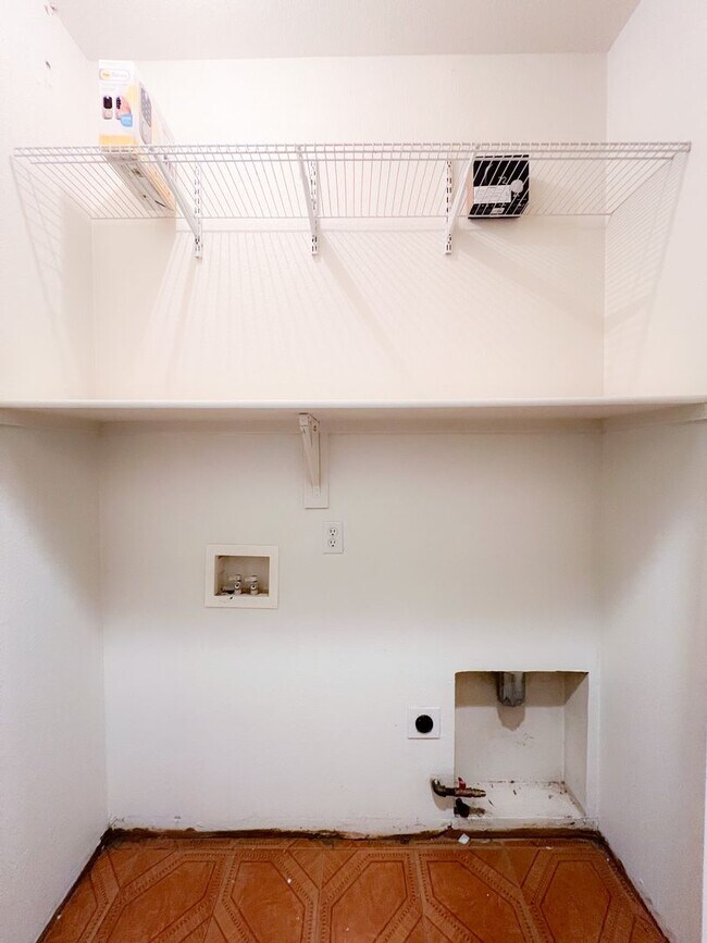 Building Photo - Beautiful 3 Bed, 2 Bath Home