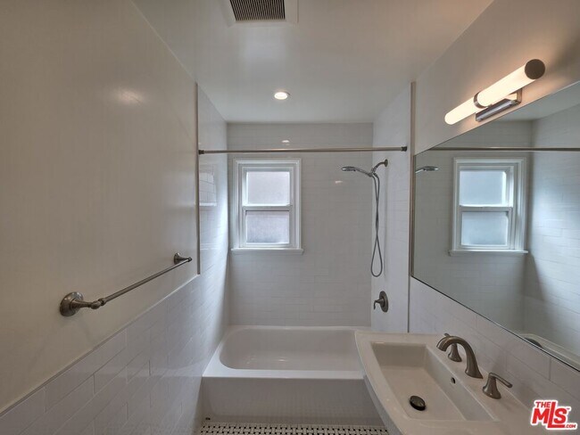 Building Photo - 102 Gaviota Ave