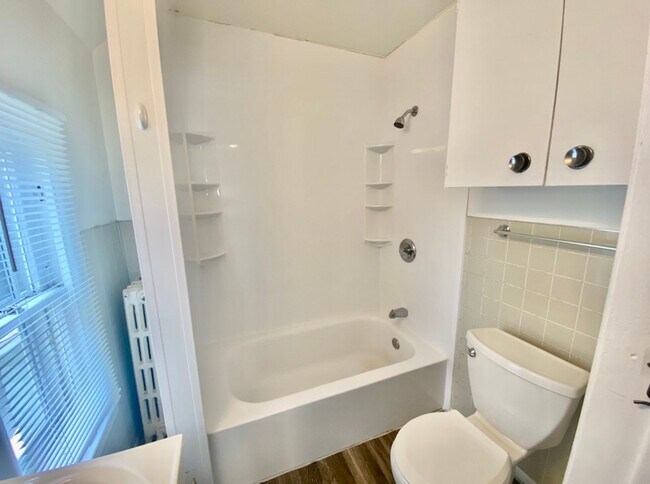 Building Photo - 2 Bed, 1 Bath Upstairs Unit in Heritage Hill – Private Entry & Prime Location