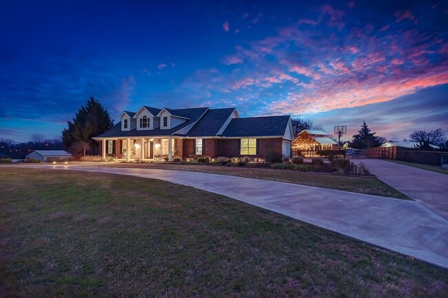 Building Photo - 105 Golden Rd