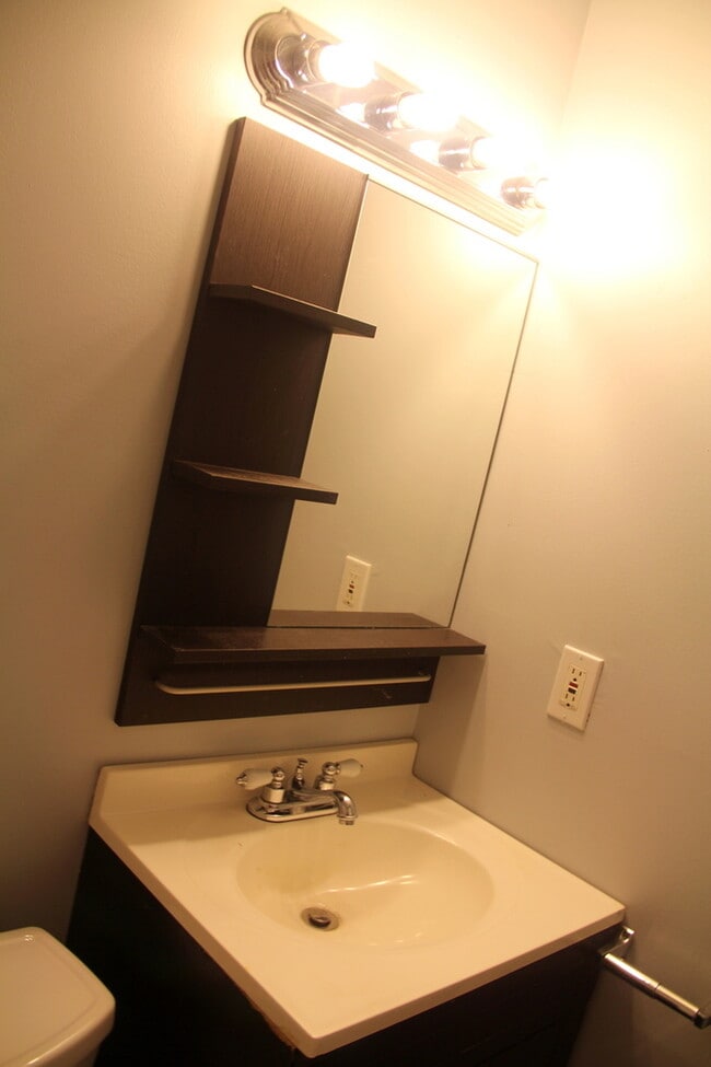 Building Photo - East Nashville 2 Bedroom Apartment!