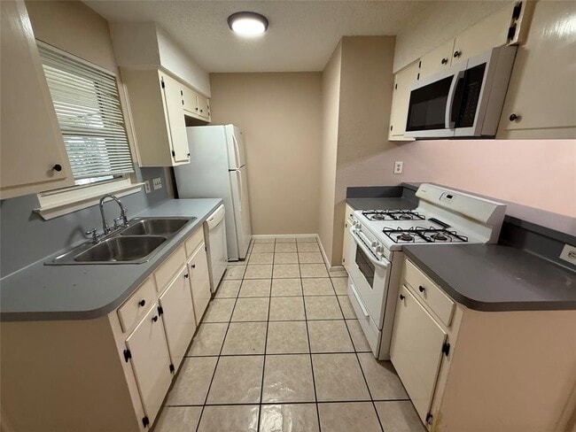 Building Photo - 1402 Westcott Dr