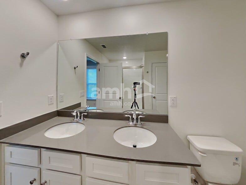 Building Photo - 27192 St Andrews Ave