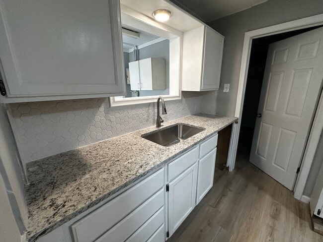 Building Photo - Great Home in Groose pointe $300 OFF MOVE ...
