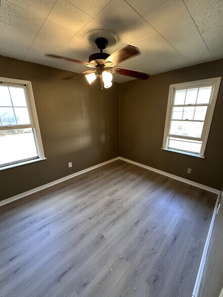 Building Photo - 325 N Cavender St