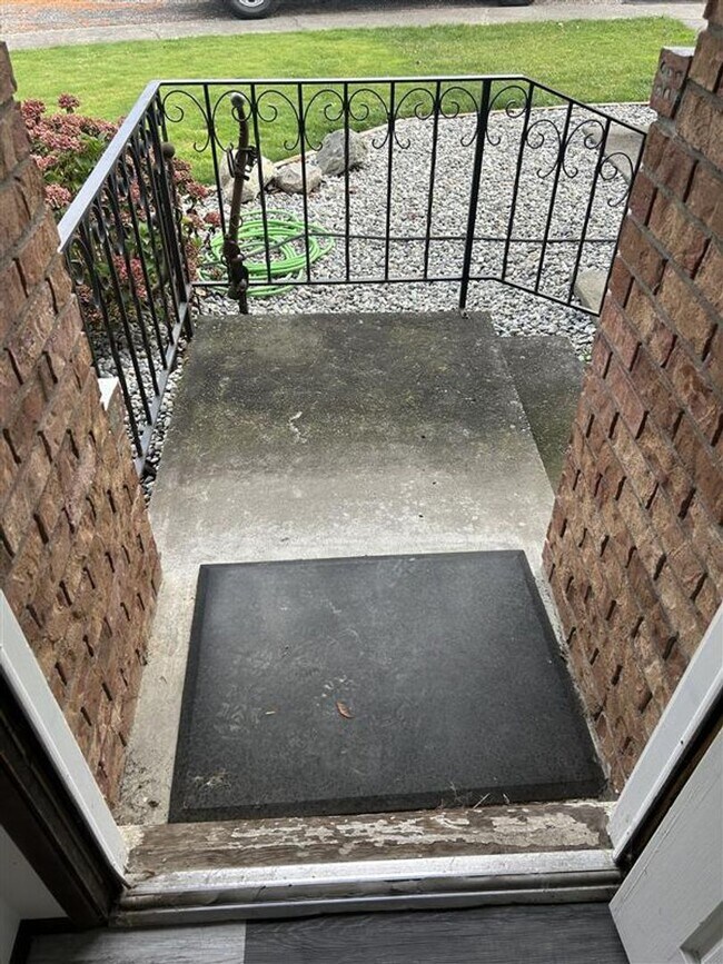 Building Photo - 209 E 3rd St