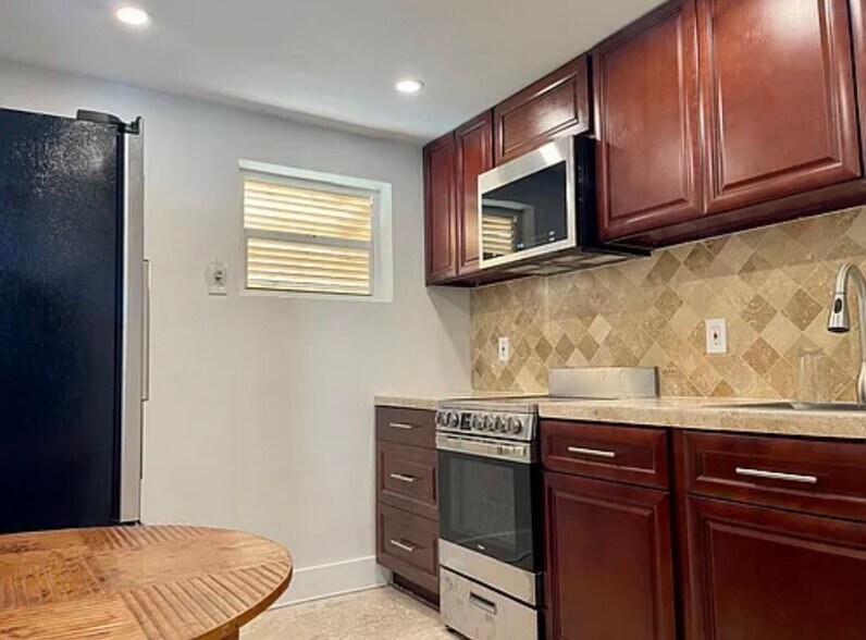 Building Photo - 656 Manor Dr