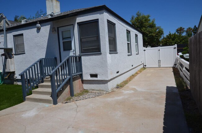 Building Photo - 2Bd/1Ba Single Family Home