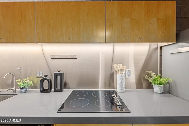 Building Photo - 727 E Portland St