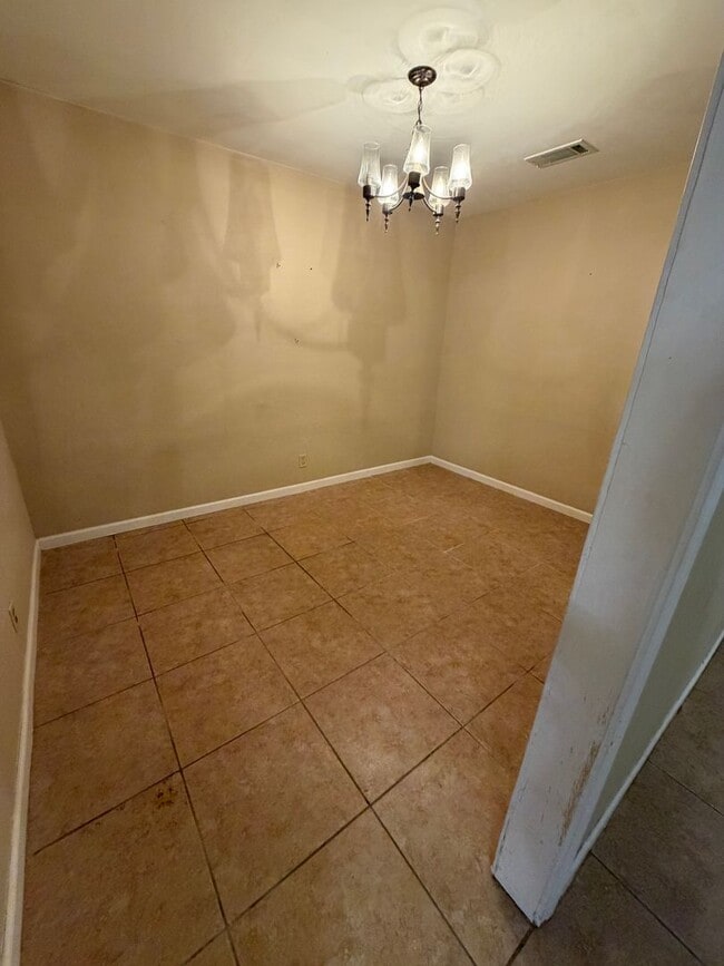 Building Photo - Cozy 3 Bedroom, 1 Bathroom Home!