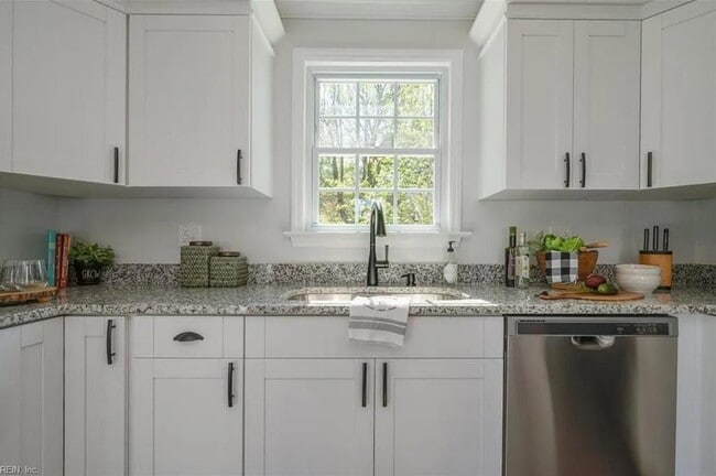 Building Photo - 4865 Hampshire Ave