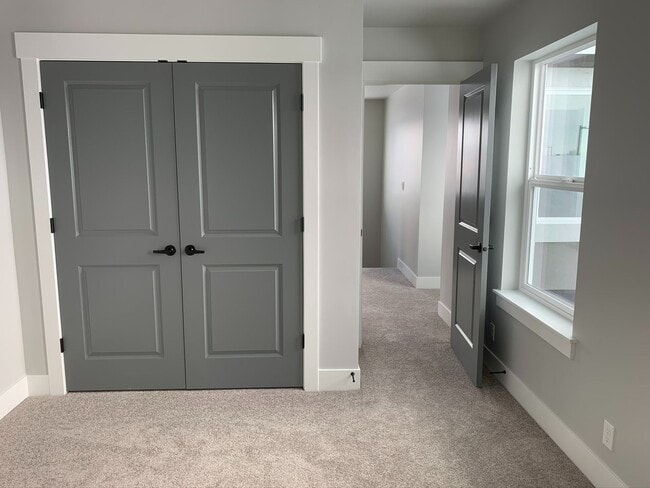 Building Photo - Spectacular newer 3 bed 2.5 bath custom ho...
