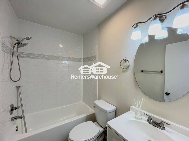 Building Photo - 1074 Bland St