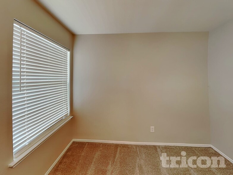 Building Photo - 1584 Sandhurst Dr