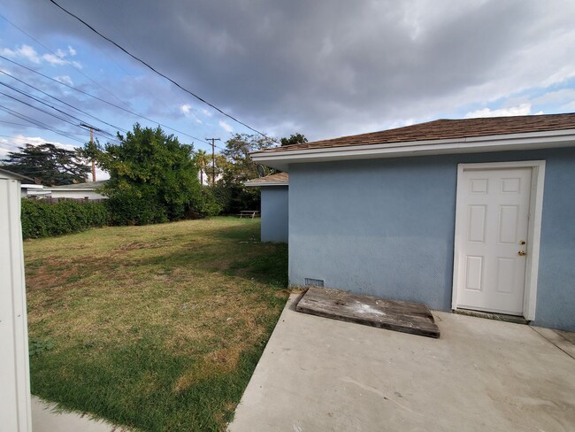 Building Photo - CUTE 2 BEDROOM HOUSE IN GLENDORA WITH LOTS...