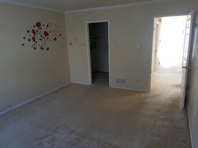 Building Photo - 471 Joost Ave