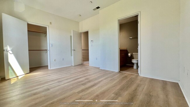 Building Photo - Stylish and modern loft-like 2 bedroom 2.5 bath condo in an urban oasis!