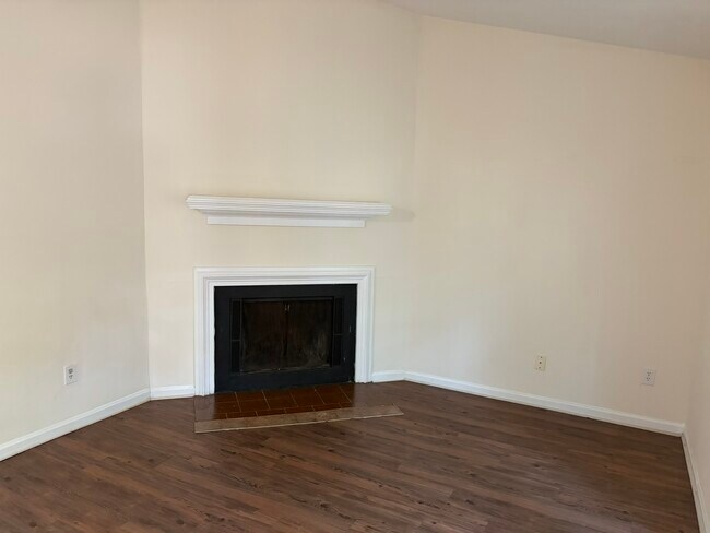 Building Photo - 4832 Hollenden Dr