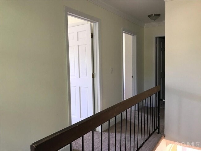 Building Photo - 10 Dogwood Dr