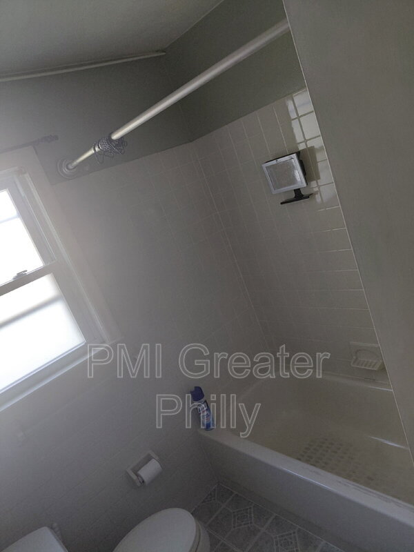 Building Photo - 687 Mansion St