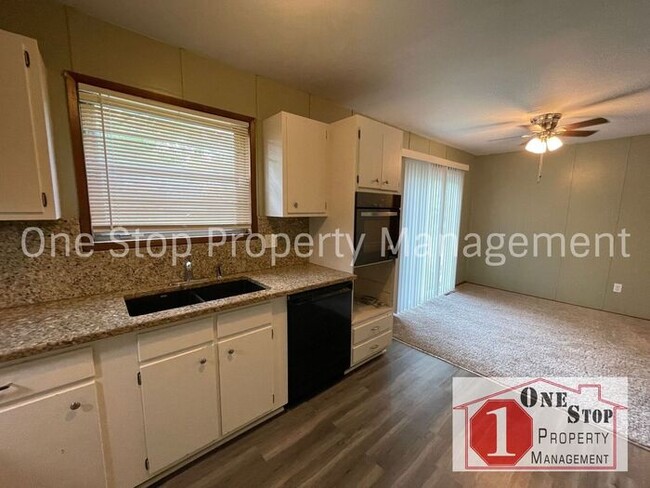 Building Photo - Cute 3 Bedroom, 1 Bath in North Kansas Cit...