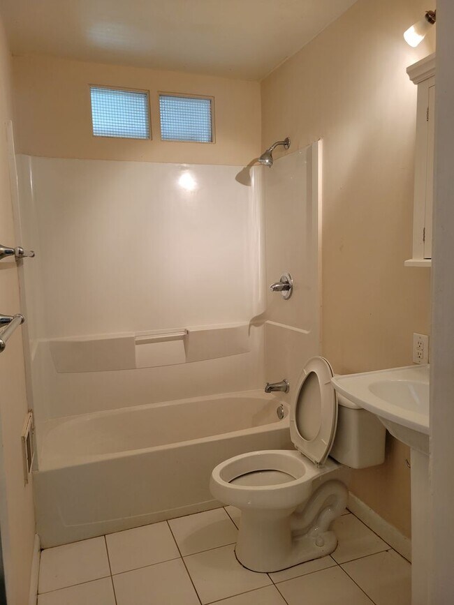 Building Photo - 3 bedroom house in Athens!