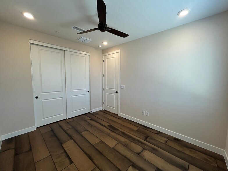 Building Photo - 2121 W Sonoran Desert Dr