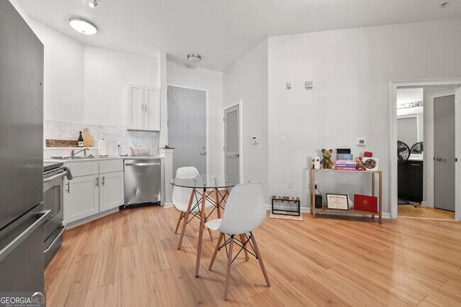 Building Photo - 898 Oak St SW