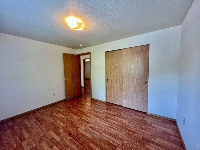 Building Photo - Spacious 4 BD + Den