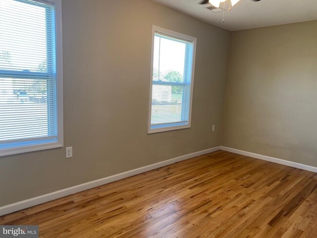 Building Photo - 208 Hackberry Dr