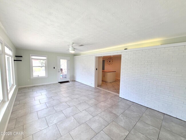 Building Photo - 325 Alexander Dr